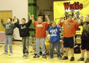 Symsonia Elementary students rock to ’60s music with Wulfe Brothers