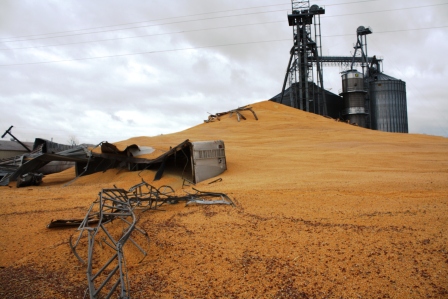 Corn bin explosion spills mountain of corn closing highway