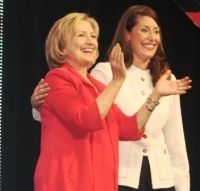 Clinton charms crowd of 5K at Louisville rally