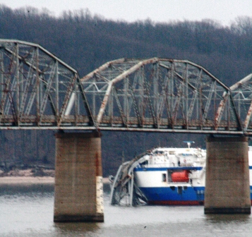 Small hit on Eggner's Ferry Bridge